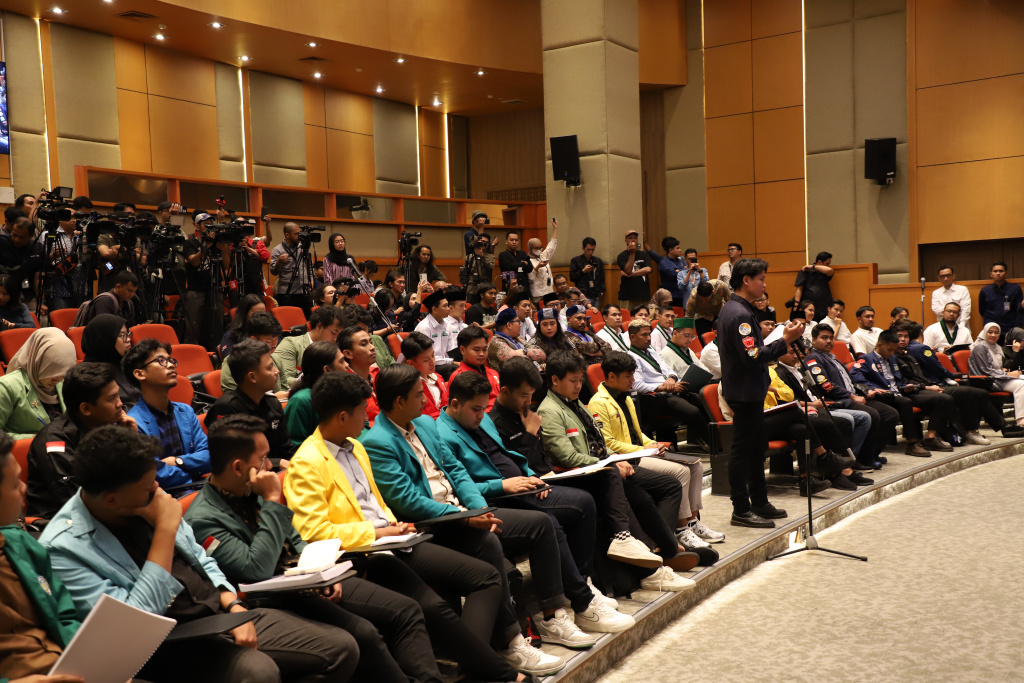 Pimpinan DPR Prof Sufmi Dasco Ahmad menerima audiensi BEM Nusantara di Gedung Nusantara (Ashar/SinPo.id)