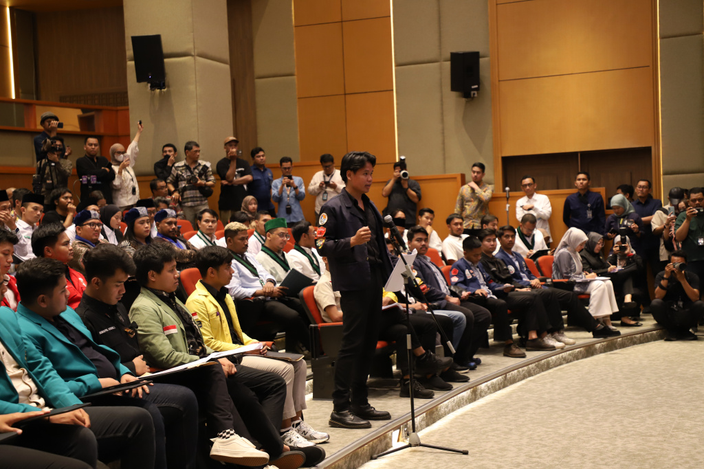 Pimpinan DPR Prof Sufmi Dasco Ahmad menerima audiensi BEM Nusantara di Gedung Nusantara (Ashar/SinPo.id)