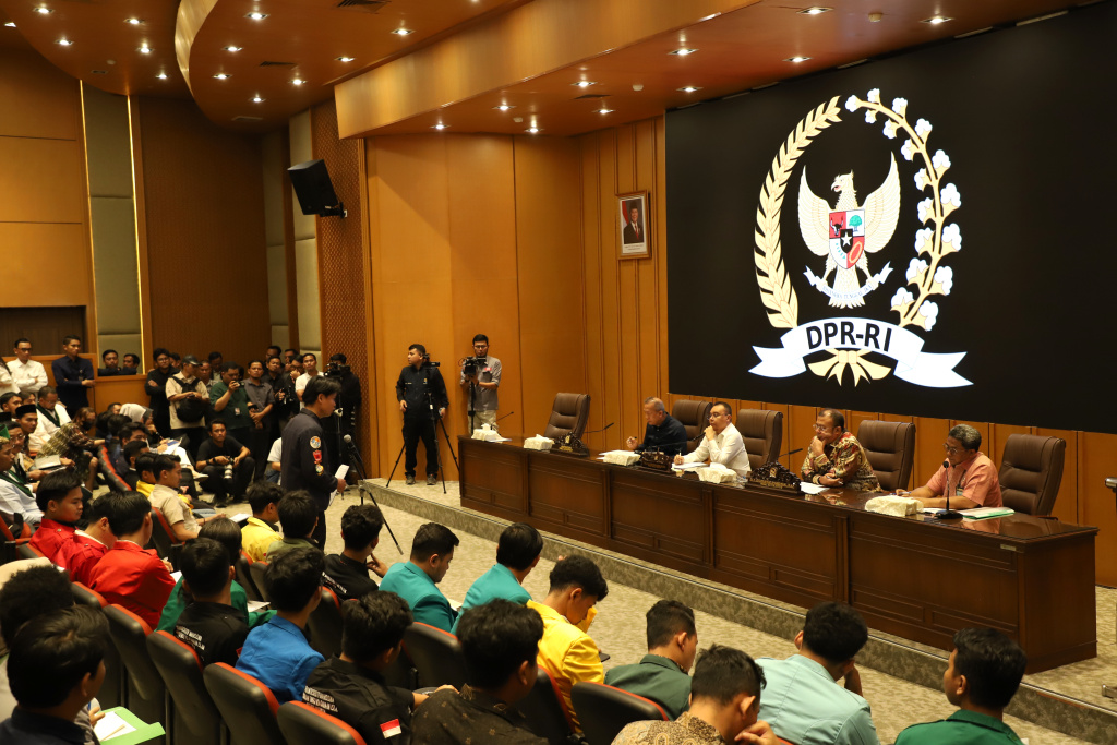 Pimpinan DPR Prof Sufmi Dasco Ahmad menerima audiensi BEM Nusantara di Gedung Nusantara (Ashar/SinPo.id)