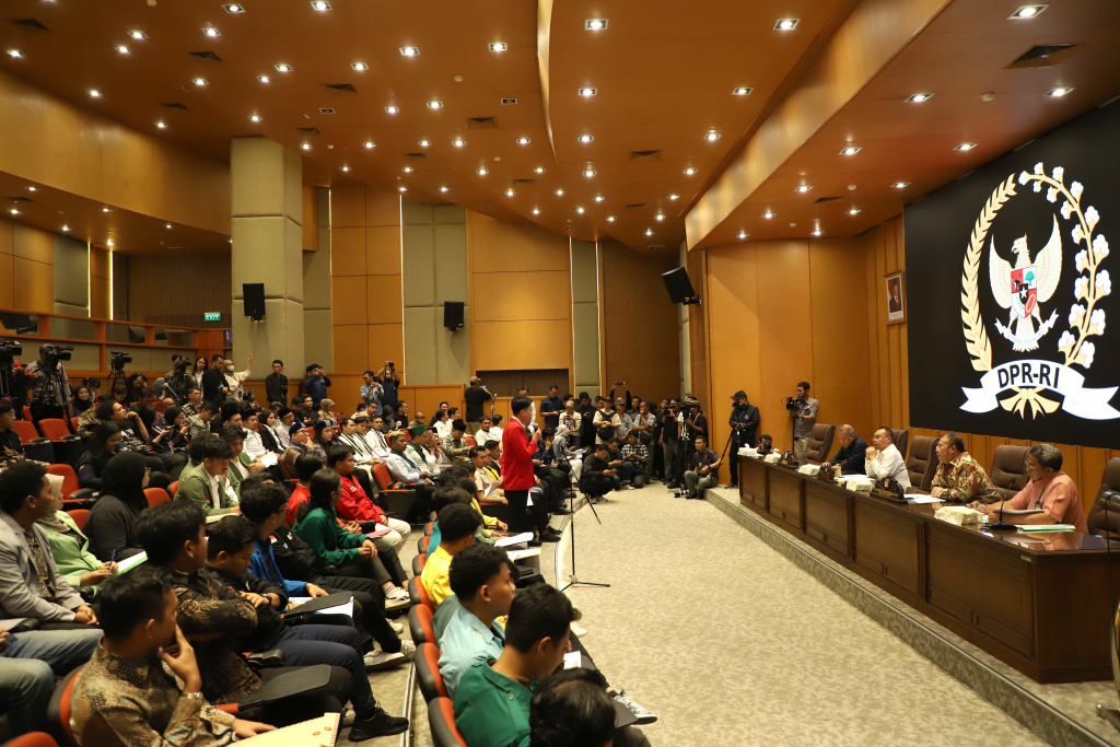 Pimpinan DPR Prof Sufmi Dasco Ahmad menerima audiensi BEM Nusantara di Gedung Nusantara (Ashar/SinPo.id)