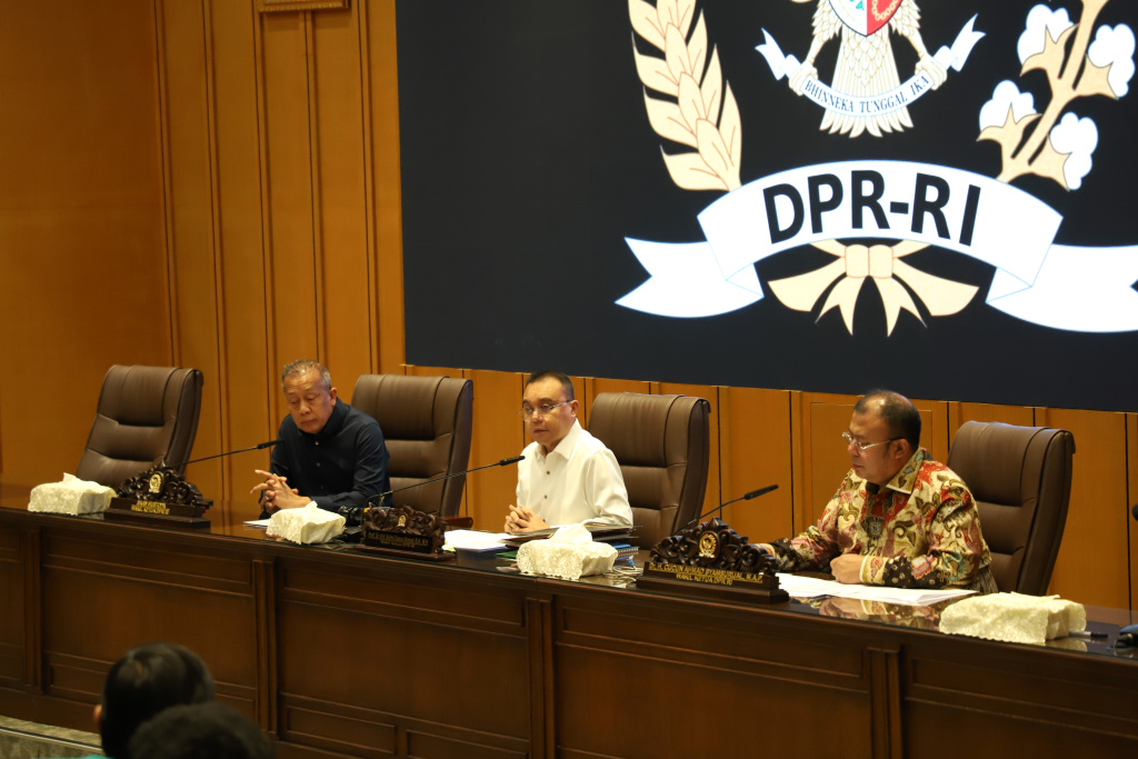 Pimpinan DPR Prof Sufmi Dasco Ahmad menerima audiensi BEM Nusantara di Gedung Nusantara (Ashar/SinPo.id)