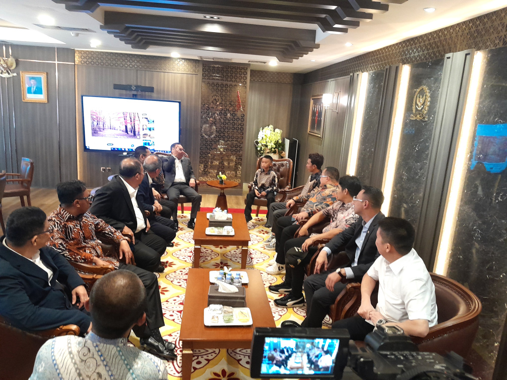 Wakil Ketua DPR Prof Sufmi Dasco Ahmad berikan apresiasi hadiah pendidikan khusus untuk Siswa SD Negeri 1 Raihan Diaz Rinawi saat membetulkan tali bendera tersangkut (Ashar/SinPo.id)