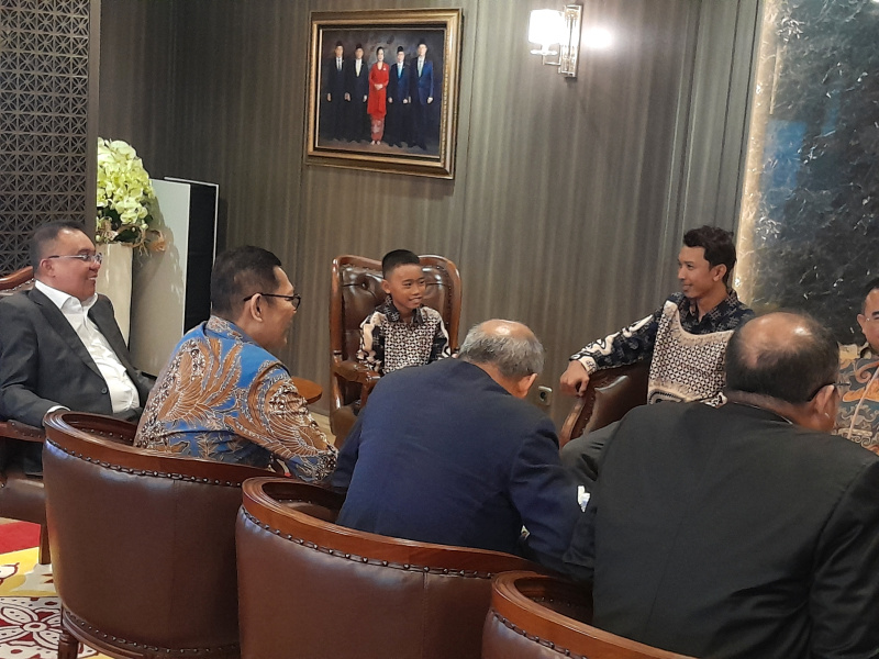 Wakil Ketua DPR Prof Sufmi Dasco Ahmad berikan apresiasi hadiah pendidikan khusus untuk Siswa SD Negeri 1 Raihan Diaz Rinawi saat membetulkan tali bendera tersangkut (Ashar/SinPo.id)