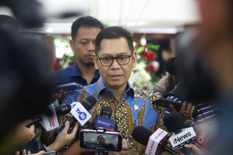 Wakil Ketua DPR Prof Sufmi Dasco Ahmad berikan apresiasi hadiah pendidikan khusus untuk Siswa SD Negeri 1 Raihan Diaz Rinawi saat membetulkan tali bendera tersangkut (Ashar/SinPo.id)