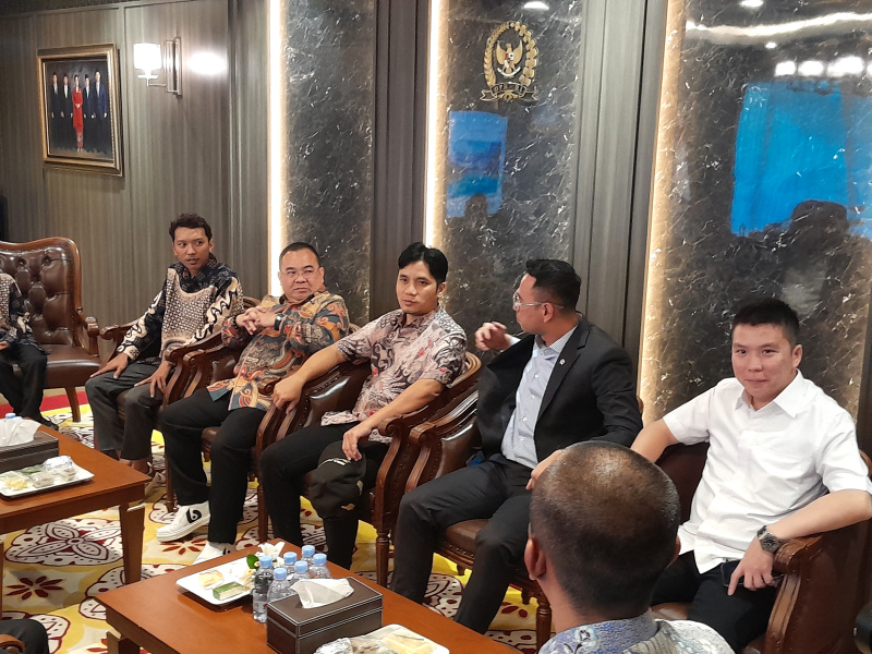 Wakil Ketua DPR Prof Sufmi Dasco Ahmad berikan apresiasi hadiah pendidikan khusus untuk Siswa SD Negeri 1 Raihan Diaz Rinawi saat membetulkan tali bendera tersangkut (Ashar/SinPo.id)