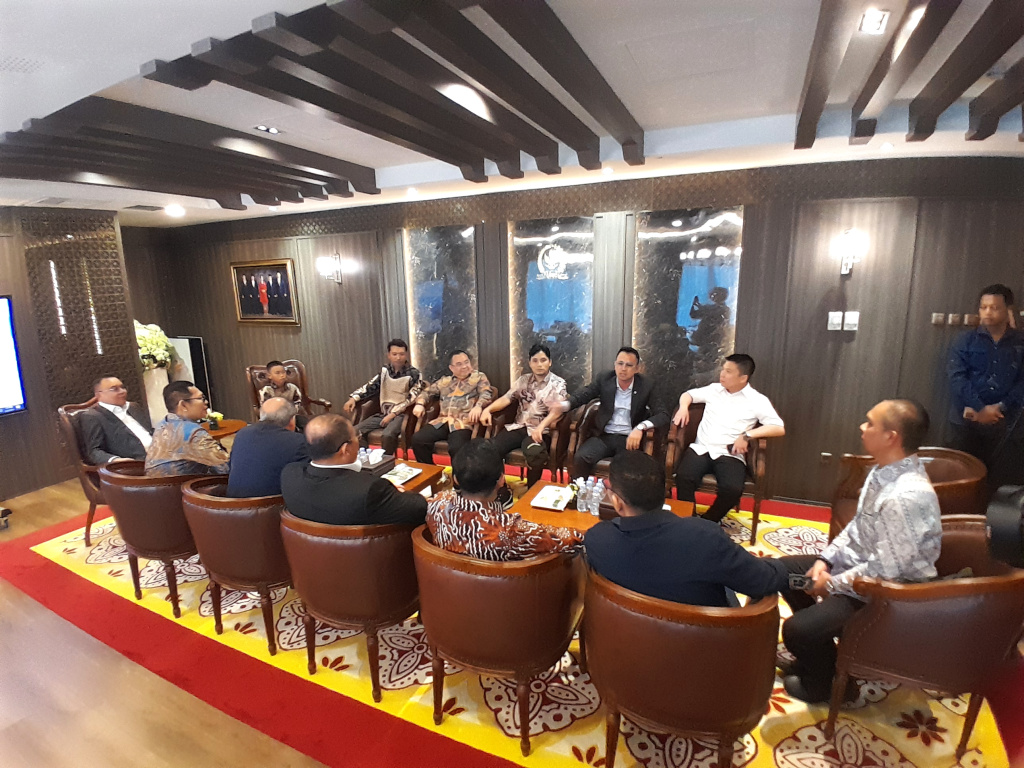 Wakil Ketua DPR Prof Sufmi Dasco Ahmad berikan apresiasi hadiah pendidikan khusus untuk Siswa SD Negeri 1 Raihan Diaz Rinawi saat membetulkan tali bendera tersangkut (Ashar/SinPo.id)