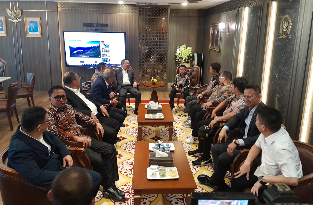 Wakil Ketua DPR Prof Sufmi Dasco Ahmad berikan apresiasi hadiah pendidikan khusus untuk Siswa SD Negeri 1 Raihan Diaz Rinawi saat membetulkan tali bendera tersangkut (Ashar/SinPo.id)