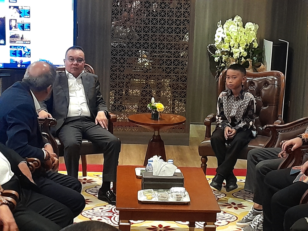 Wakil Ketua DPR Prof Sufmi Dasco Ahmad berikan apresiasi hadiah pendidikan khusus untuk Siswa SD Negeri 1 Raihan Diaz Rinawi saat membetulkan tali bendera tersangkut (Ashar/SinPo.id)