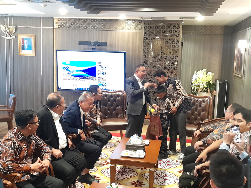 Wakil Ketua DPR Prof Sufmi Dasco Ahmad berikan apresiasi hadiah pendidikan khusus untuk Siswa SD Negeri 1 Raihan Diaz Rinawi saat membetulkan tali bendera tersangkut (Ashar/SinPo.id)