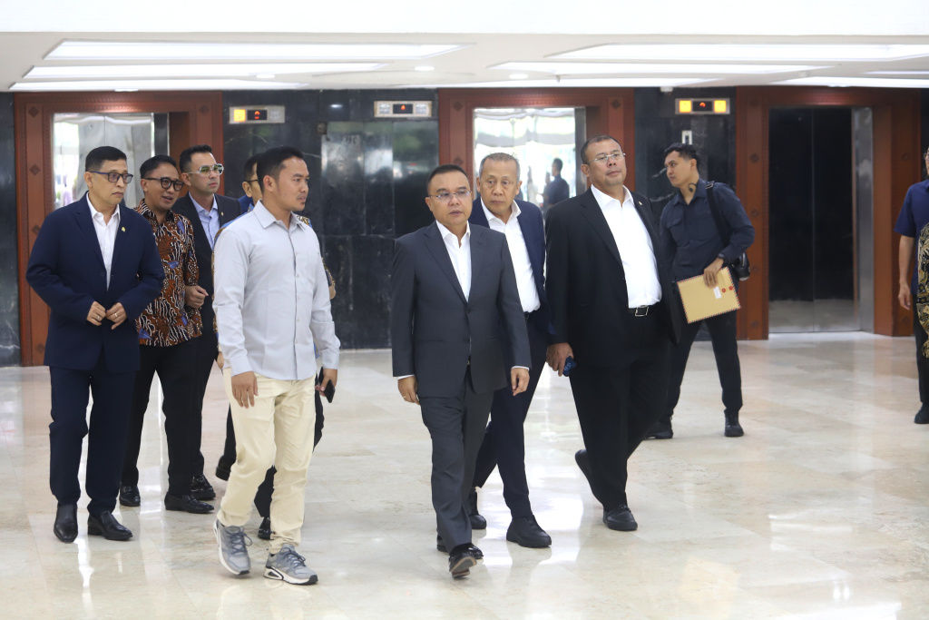 Wakil Ketua DPR Prof Sufmi Dasco Ahmad berikan apresiasi hadiah pendidikan khusus untuk Siswa SD Negeri 1 Raihan Diaz Rinawi saat membetulkan tali bendera tersangkut (Ashar/SinPo.id)