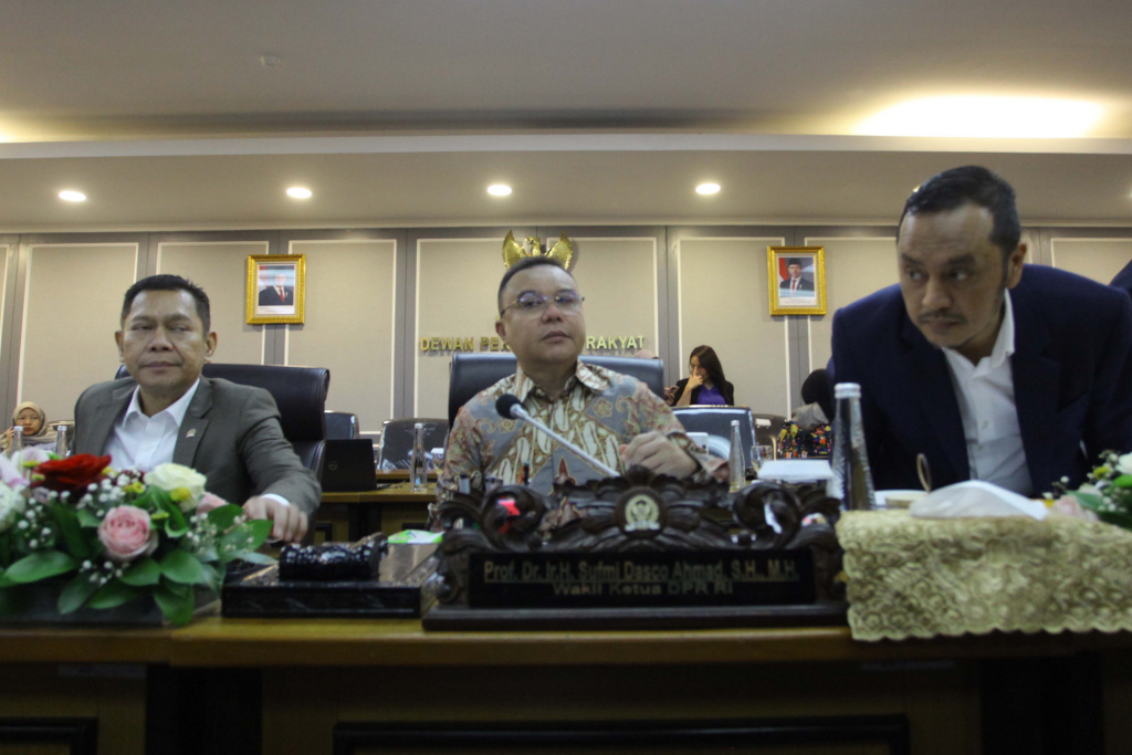 Wakil Ketua DPR Prof Sufmi Dasco Ahmad dan Komisi XIII gelar rapat membahas mengenai royalti hak cipta (Ashar/SinPo.id)