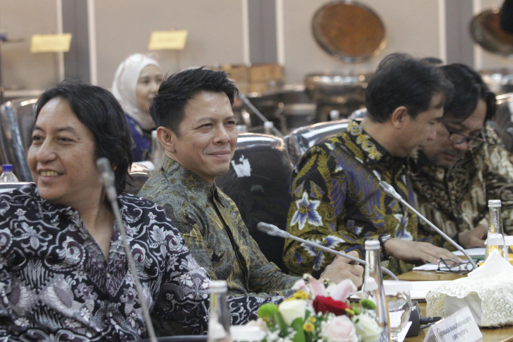 Wakil Ketua DPR Prof Sufmi Dasco Ahmad dan Komisi XIII gelar rapat membahas mengenai royalti hak cipta (Ashar/SinPo.id)