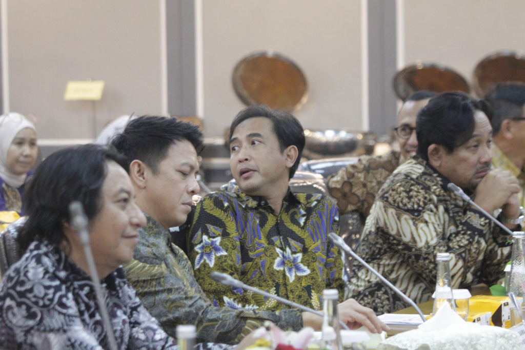 Wakil Ketua DPR Prof Sufmi Dasco Ahmad dan Komisi XIII gelar rapat membahas mengenai royalti hak cipta (Ashar/SinPo.id)