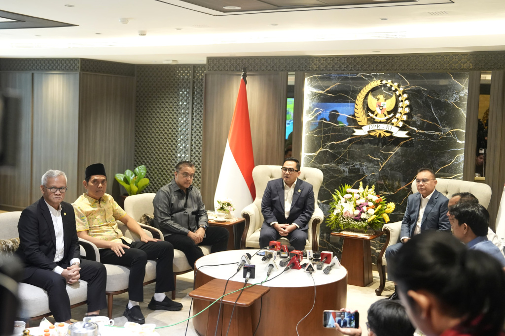 Wakil Ketua DPR RI Prof Sufmi Dasco Ahmad menggelar pertemuan dengan Mensesneg Prasetyo Hadi dan Komisi II untuk membahas RUU tentang Pilkada (Ashar/SinPo.id)