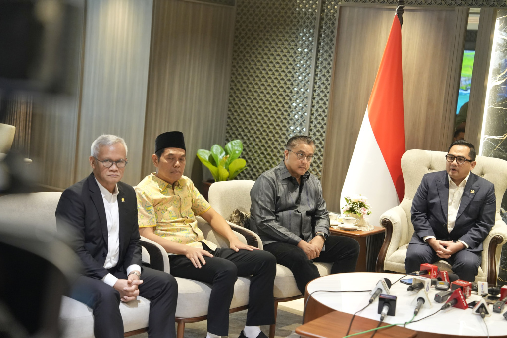 Wakil Ketua DPR RI Prof Sufmi Dasco Ahmad menggelar pertemuan dengan Mensesneg Prasetyo Hadi dan Komisi II untuk membahas RUU tentang Pilkada (Ashar/SinPo.id)