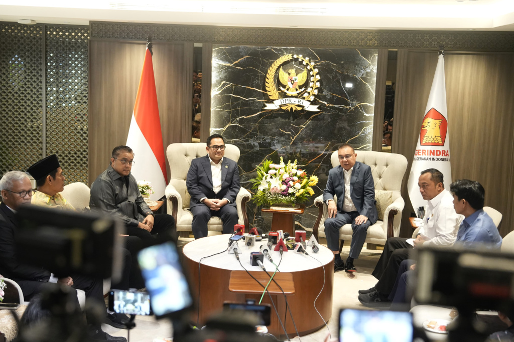 Wakil Ketua DPR RI Prof Sufmi Dasco Ahmad menggelar pertemuan dengan Mensesneg Prasetyo Hadi dan Komisi II untuk membahas RUU tentang Pilkada (Ashar/SinPo.id)