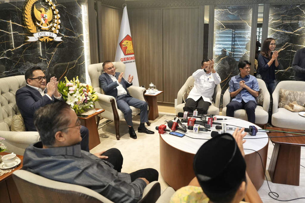 Wakil Ketua DPR RI Prof Sufmi Dasco Ahmad menggelar pertemuan dengan Mensesneg Prasetyo Hadi dan Komisi II untuk membahas RUU tentang Pilkada (Ashar/SinPo.id)