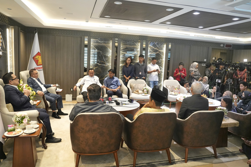 Wakil Ketua DPR RI Prof Sufmi Dasco Ahmad menggelar pertemuan dengan Mensesneg Prasetyo Hadi dan Komisi II untuk membahas RUU tentang Pilkada (Ashar/SinPo.id)