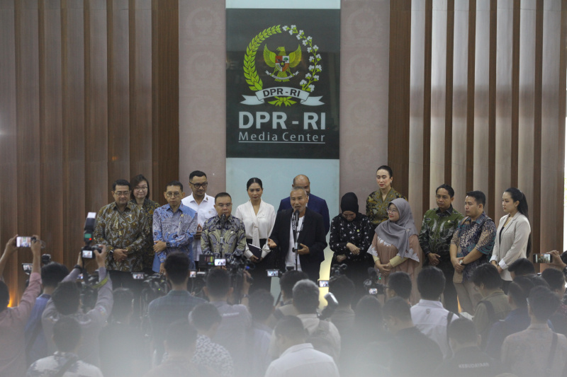 Wakil Ketua DPR Prof Sufmi Dasco memberikan dukungan kepada Film Nasional Women From Rote Island yang masuk nominasi Piala Oscar (Ashar/SinPo.id)