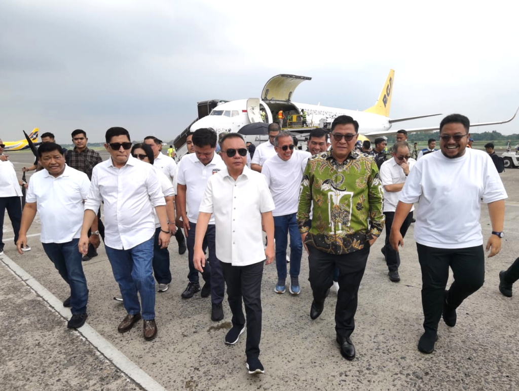 Pimpinan DPR menyerahkan bantuan logistik untuk para korban bencana banjir yang terdampak di Aceh dan Sumatera (Ashar/SinPo.id)