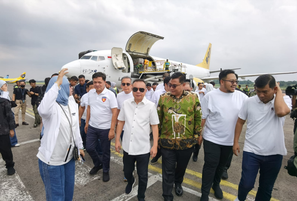 Pimpinan DPR menyerahkan bantuan logistik untuk para korban bencana banjir yang terdampak di Aceh dan Sumatera (Ashar/SinPo.id)