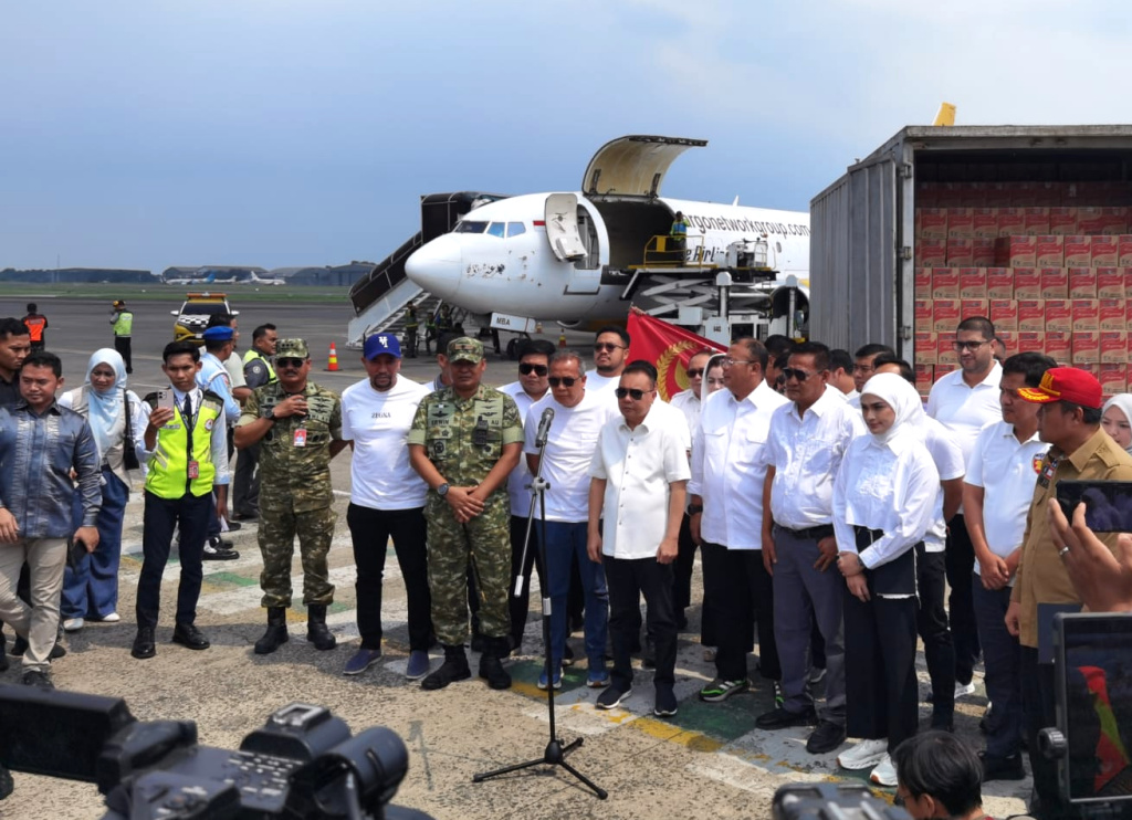 Pimpinan DPR menyerahkan bantuan logistik untuk para korban bencana banjir yang terdampak di Aceh dan Sumatera (Ashar/SinPo.id)