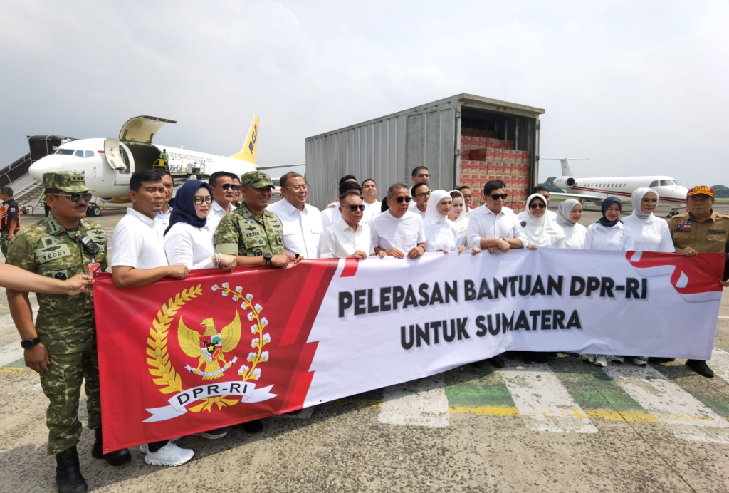 Pimpinan DPR menyerahkan bantuan logistik untuk para korban bencana banjir yang terdampak di Aceh dan Sumatera (Ashar/SinPo.id)