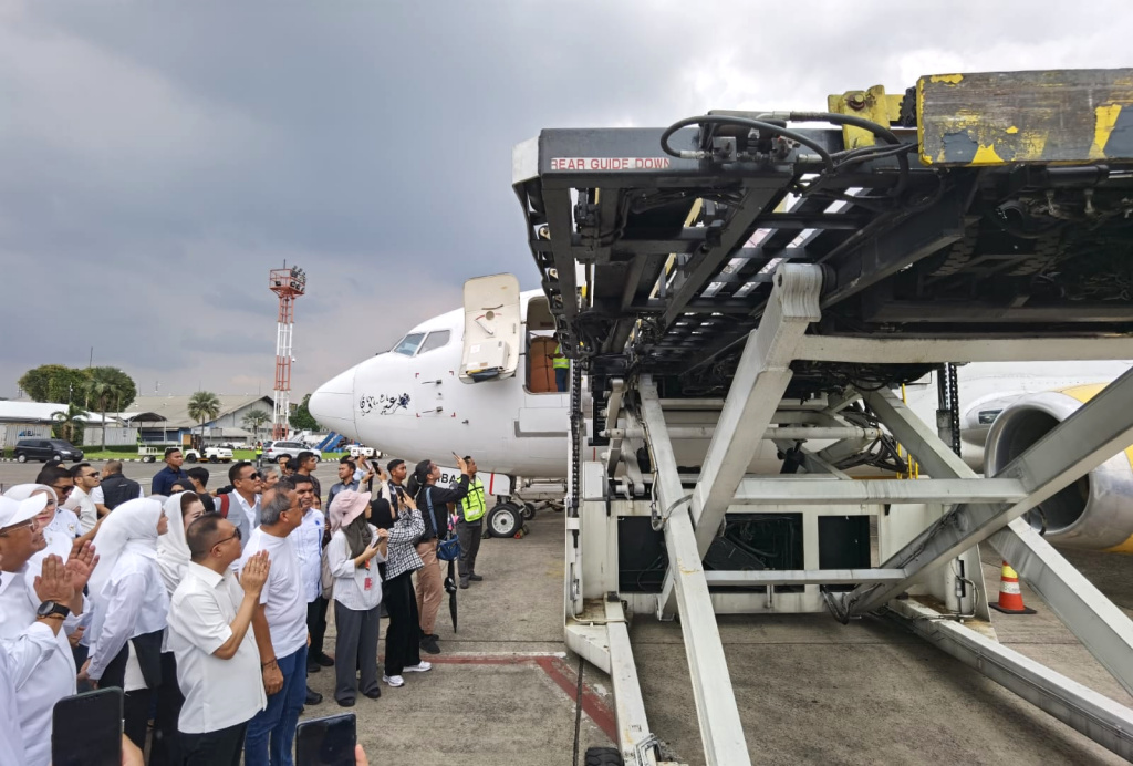 Pimpinan DPR menyerahkan bantuan logistik untuk para korban bencana banjir yang terdampak di Aceh dan Sumatera (Ashar/SinPo.id)