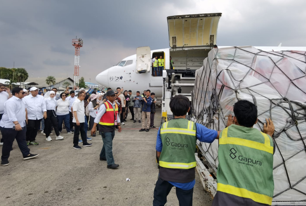 Pimpinan DPR menyerahkan bantuan logistik untuk para korban bencana banjir yang terdampak di Aceh dan Sumatera (Ashar/SinPo.id)