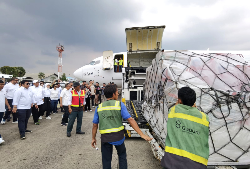 Pimpinan DPR menyerahkan bantuan logistik untuk para korban bencana banjir yang terdampak di Aceh dan Sumatera (Ashar/SinPo.id)