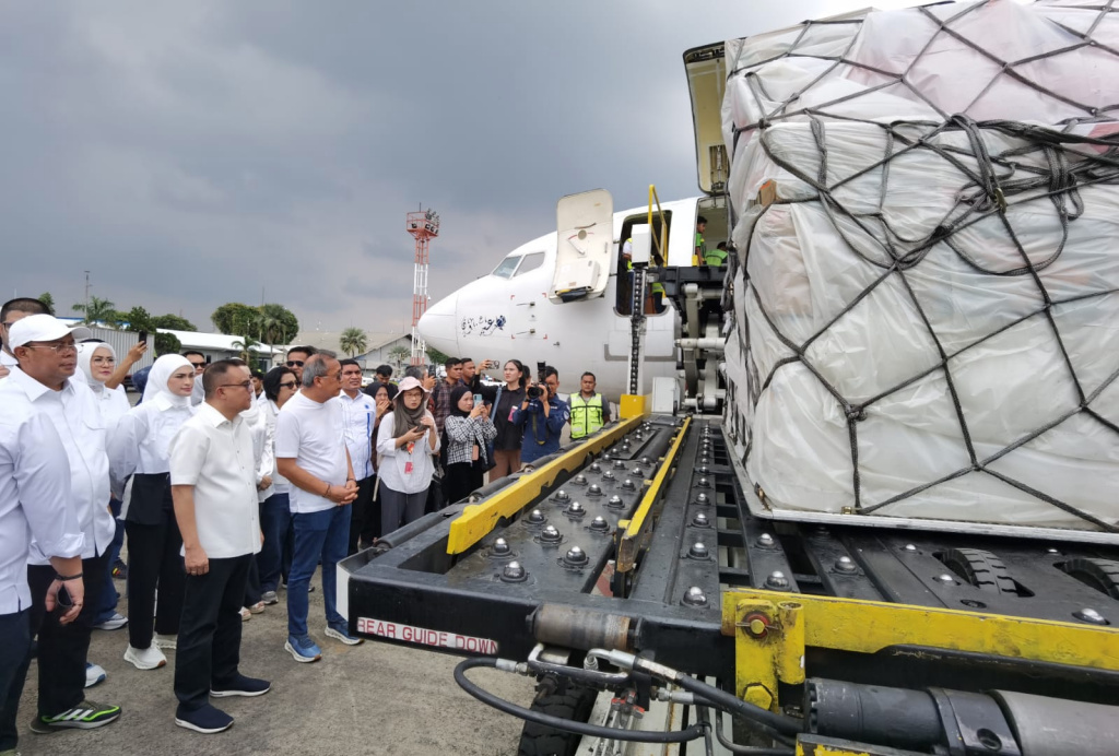 Pimpinan DPR menyerahkan bantuan logistik untuk para korban bencana banjir yang terdampak di Aceh dan Sumatera (Ashar/SinPo.id)