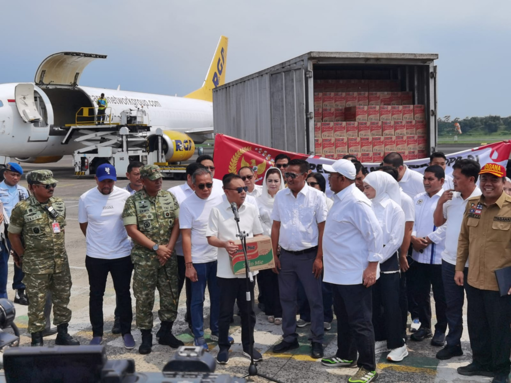 Pimpinan DPR menyerahkan bantuan logistik untuk para korban bencana banjir yang terdampak di Aceh dan Sumatera (Ashar/SinPo.id)