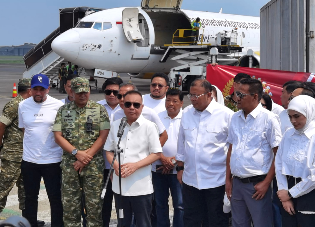 Pimpinan DPR menyerahkan bantuan logistik untuk para korban bencana banjir yang terdampak di Aceh dan Sumatera (Ashar/SinPo.id)