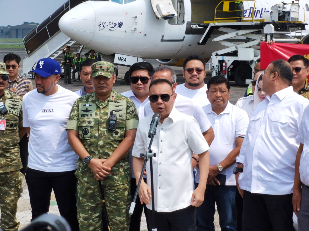 Pimpinan DPR menyerahkan bantuan logistik untuk para korban bencana banjir yang terdampak di Aceh dan Sumatera (Ashar/SinPo.id)