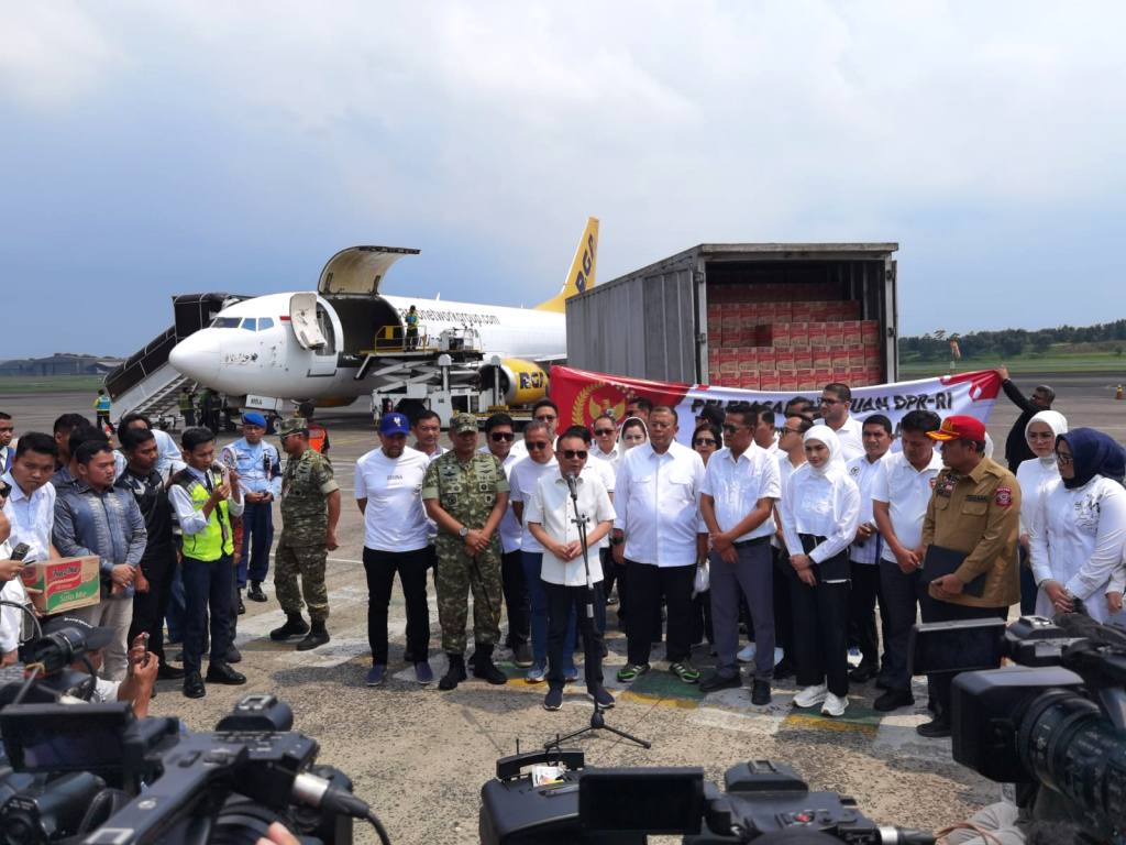 Pimpinan DPR menyerahkan bantuan logistik untuk para korban bencana banjir yang terdampak di Aceh dan Sumatera (Ashar/SinPo.id)