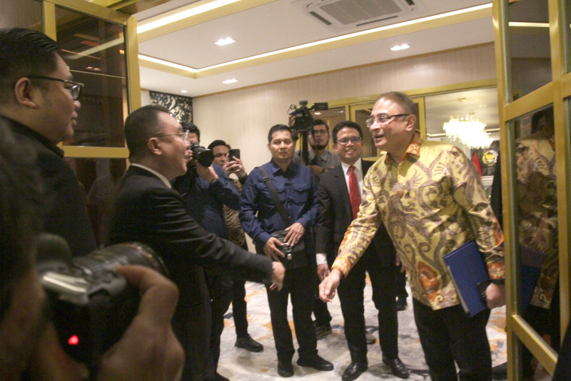 Pimpinan DPR RI Prof Sufmi Dasco Ahmad menerima tamu kehormatan Dubes India Sandeep Chakravorty membahas kerja sama Program Makan Bergizi Gratis dan Investasi (Ashar/SinPo.id)