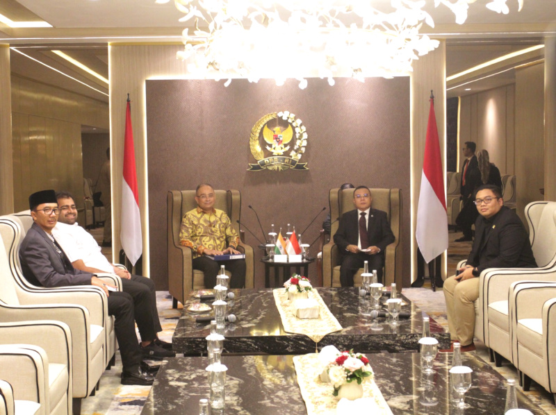 Pimpinan DPR RI Prof Sufmi Dasco Ahmad menerima tamu kehormatan Dubes India Sandeep Chakravorty membahas kerja sama Program Makan Bergizi Gratis dan Investasi (Ashar/SinPo.id)