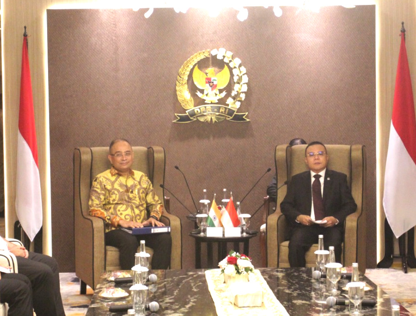 Pimpinan DPR RI Prof Sufmi Dasco Ahmad menerima tamu kehormatan Dubes India Sandeep Chakravorty membahas kerja sama Program Makan Bergizi Gratis dan Investasi (Ashar/SinPo.id)
