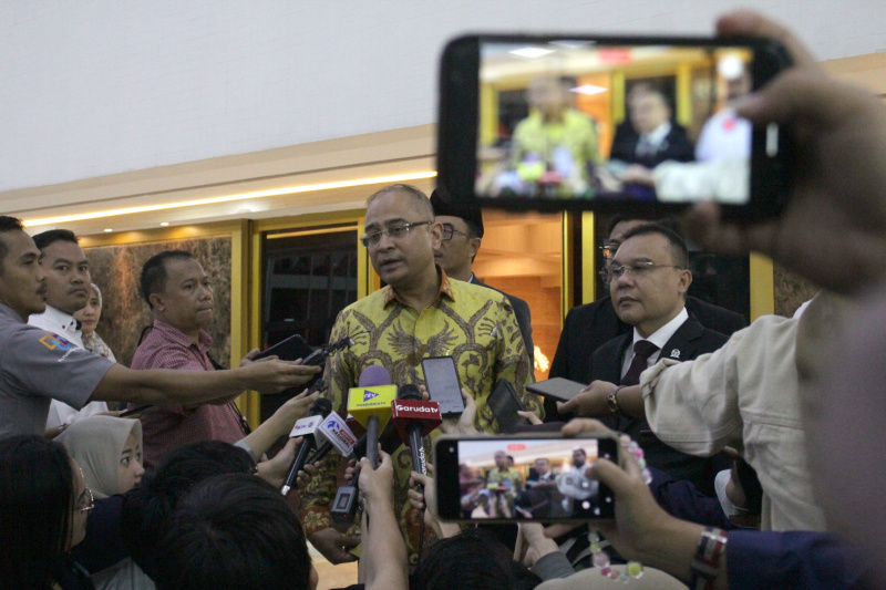 Pimpinan DPR RI Prof Sufmi Dasco Ahmad menerima tamu kehormatan Dubes India Sandeep Chakravorty membahas kerja sama Program Makan Bergizi Gratis dan Investasi (Ashar/SinPo.id)