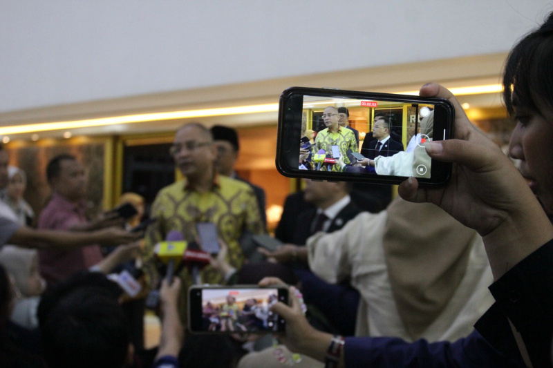 Pimpinan DPR RI Prof Sufmi Dasco Ahmad menerima tamu kehormatan Dubes India Sandeep Chakravorty membahas kerja sama Program Makan Bergizi Gratis dan Investasi (Ashar/SinPo.id)