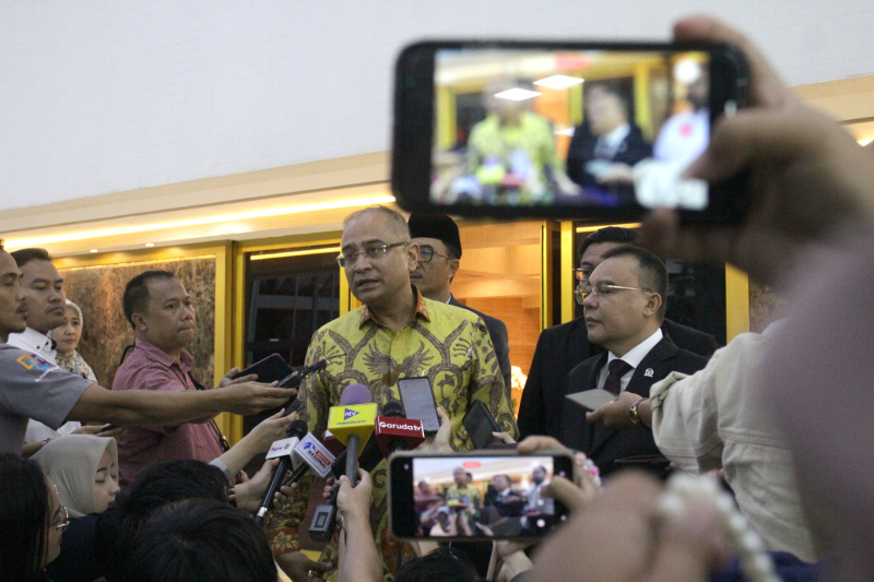 Pimpinan DPR RI Prof Sufmi Dasco Ahmad menerima tamu kehormatan Dubes India Sandeep Chakravorty membahas kerja sama Program Makan Bergizi Gratis dan Investasi (Ashar/SinPo.id)