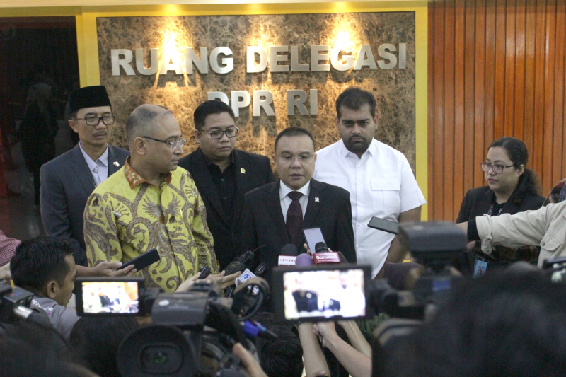 Pimpinan DPR RI Prof Sufmi Dasco Ahmad menerima tamu kehormatan Dubes India Sandeep Chakravorty membahas kerja sama Program Makan Bergizi Gratis dan Investasi (Ashar/SinPo.id)