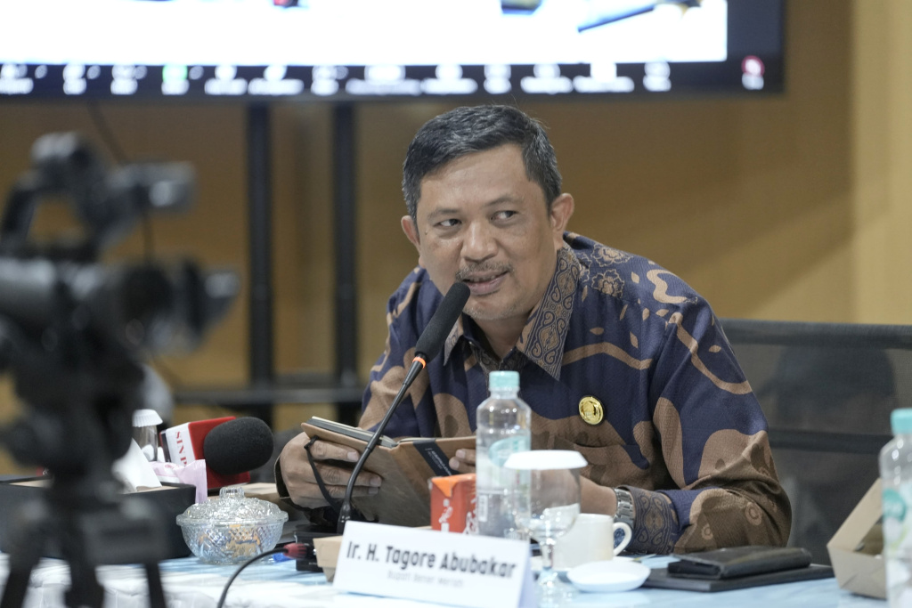 Pimpinan DPR Prof Sufmi Dasco memimpin Rapat Koordinasi Pemulihan Pascabencana di Banda Aceh (Ashar/Foto:Yoga/SinPo.id)