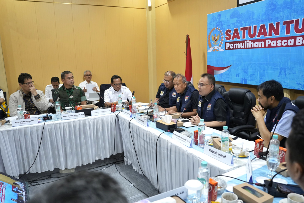 Pimpinan DPR Prof Sufmi Dasco memimpin Rapat Koordinasi Pemulihan Pascabencana di Banda Aceh (Ashar/Foto:Yoga/SinPo.id)