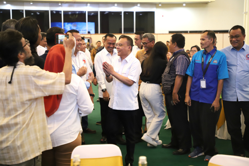 Wakil Ketua DPR RI Prof Sufmi Dasco Ahmad menggelar acara silahturahmi dengan para Federasi Serikat Kerja Buruh di Gedung Nusantara IV (Ashar/SinPo.id)