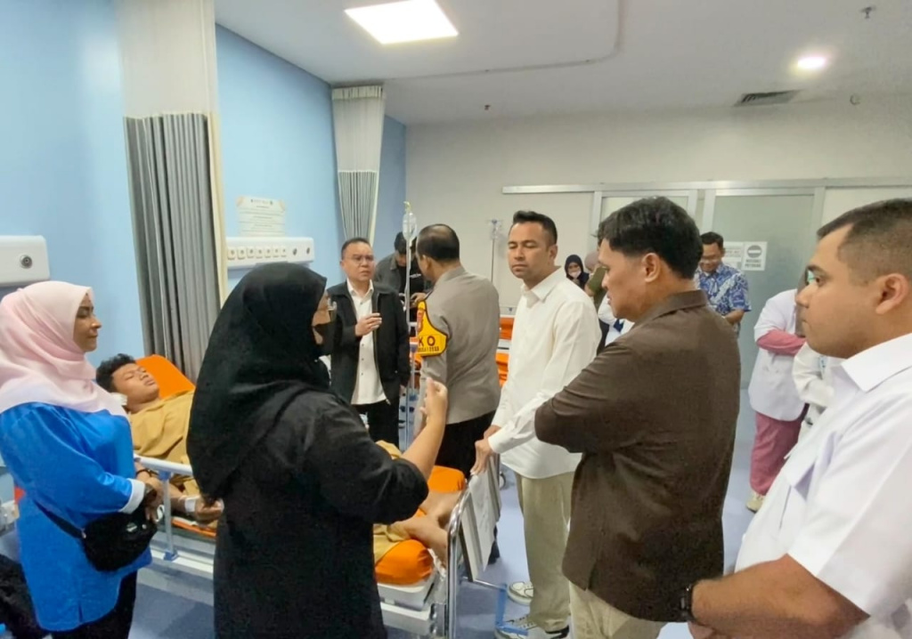 Pimpinan DPR Prof Sufmi Dasco menjenguk para korban ledakan SMAN 72 di Rumah Sakit Islam (Ashar/SinPo.id)