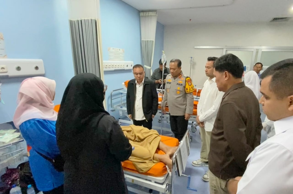 Pimpinan DPR Prof Sufmi Dasco menjenguk para korban ledakan SMAN 72 di Rumah Sakit Islam (Ashar/SinPo.id)