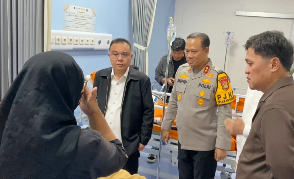 Pimpinan DPR Prof Sufmi Dasco menjenguk para korban ledakan SMAN 72 di Rumah Sakit Islam (Ashar/SinPo.id)