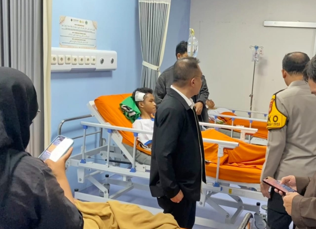 Pimpinan DPR Prof Sufmi Dasco menjenguk para korban ledakan SMAN 72 di Rumah Sakit Islam (Ashar/SinPo.id)