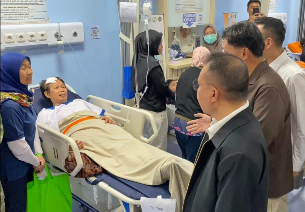 Pimpinan DPR Prof Sufmi Dasco menjenguk para korban ledakan SMAN 72 di Rumah Sakit Islam (Ashar/SinPo.id)